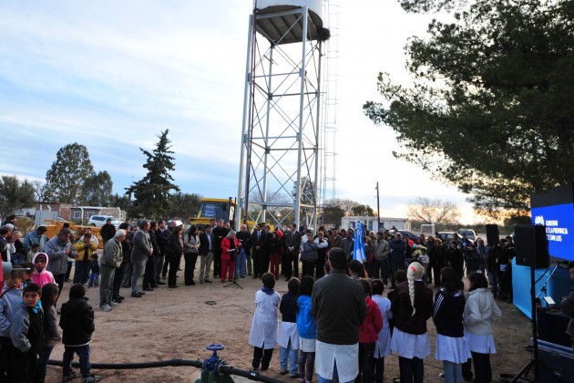 Vecinos, alumnos de la escuela, intendentes de la región y autoridades participaron del emotivo acto