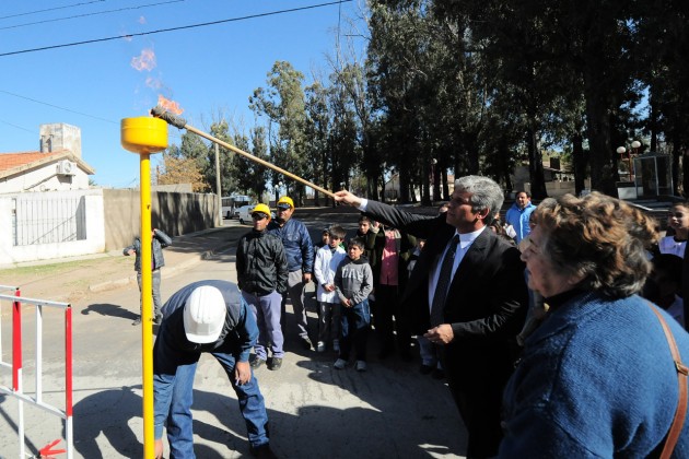 El gobernador, Claudio Poggi, inauguró la obra de provisión del servicio 