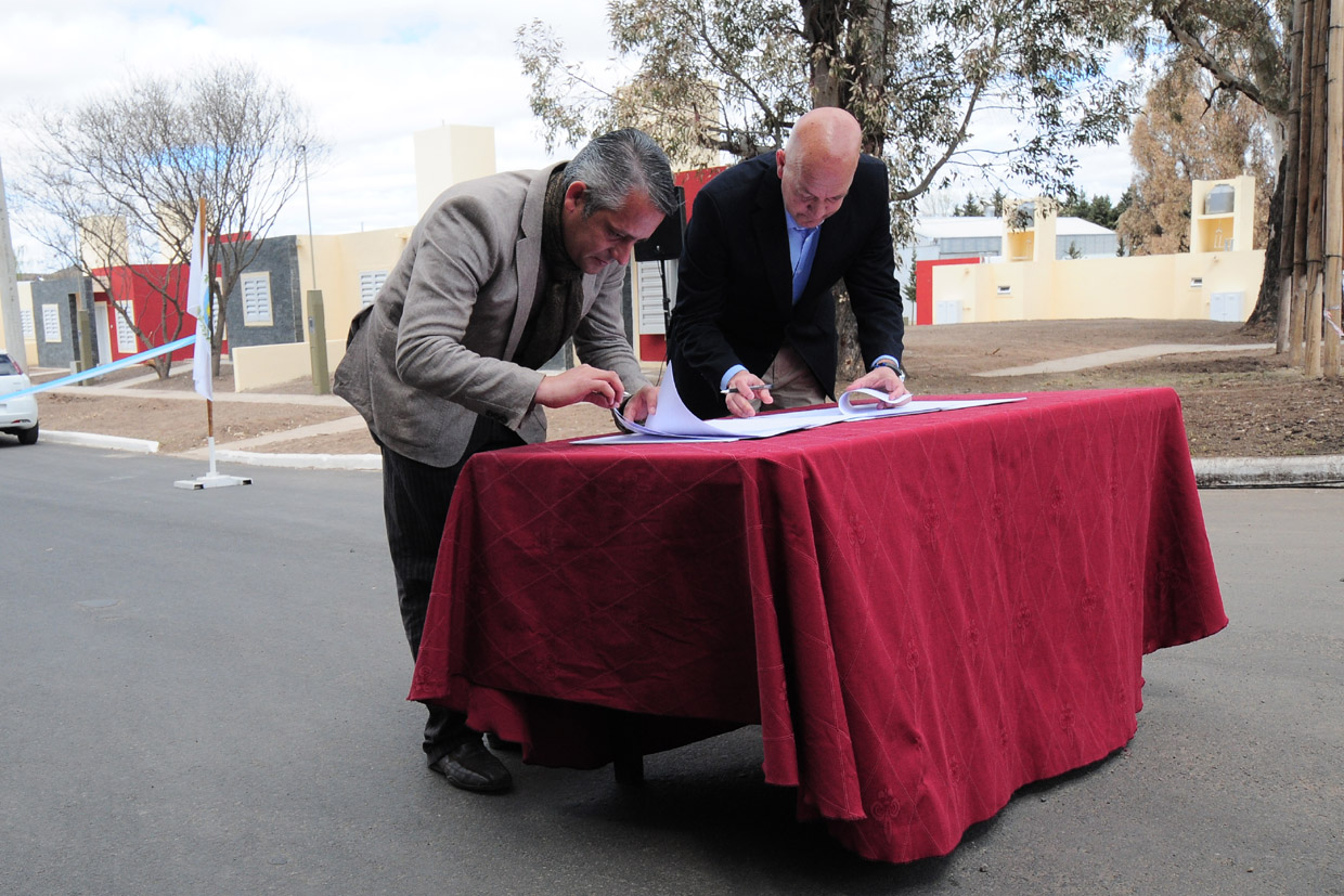 El Municipio firmó un convenio con el Estado para la pavimentación de 11 cuadras y más de 3 mil metros de cordón cuneta