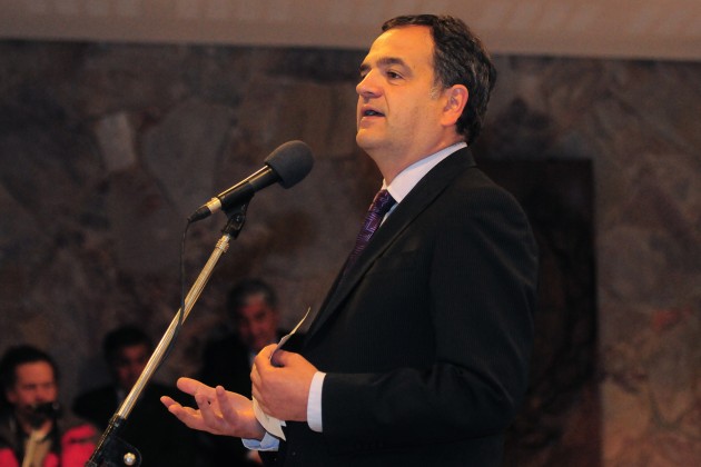 Fernando Salino, durante su discurso en la entrega de kits de robotica