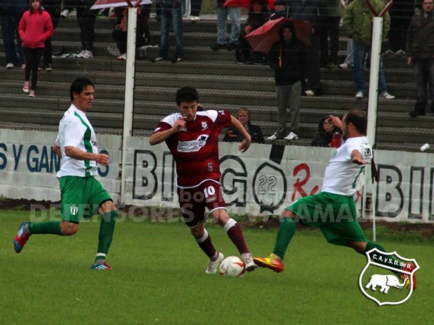 Moreira Aldana (a la izquierda) inquietó adelante y pudo llegar al gol