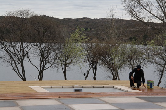 Piscina y deck en Maderos de La Costa.