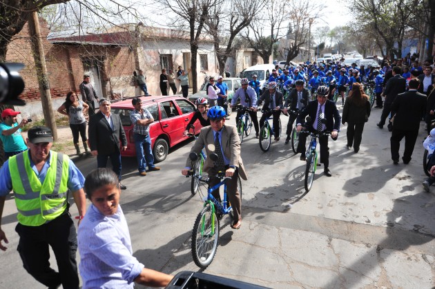Los chicos hicieron el tradicional paseo en bici junto al gobernador
