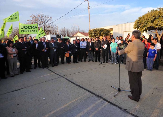 Poggi habla durante el acto.Prometió volver a inaugurar más cuadras