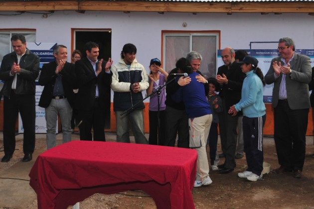 La familia muy feliz de hacer realidad el sueño de la casa propia