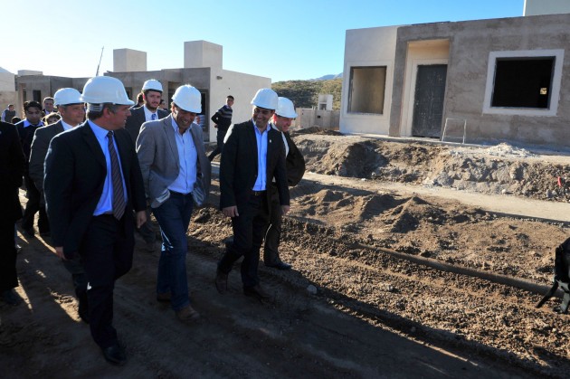 El gobernador también visitó la obra de construcción de viviendas