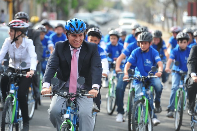 Los chicos de la escuela Misiones junto al Gobernador en una nueva bicicleteada
