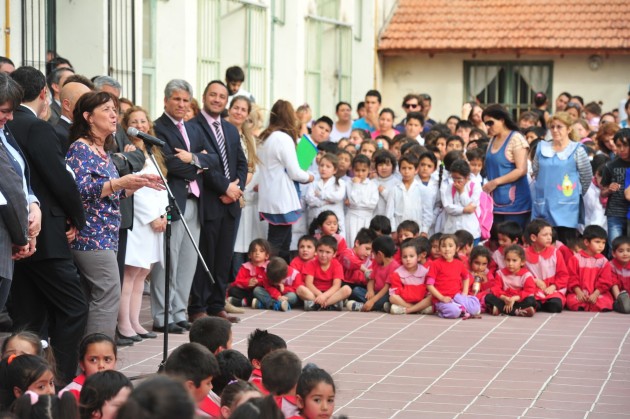 El acto se realizó en el patio del colegio.