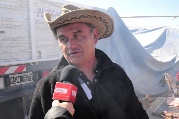 De Río Cuarto, Alberto Cortez llegó a las carreras con un grupo de amigos