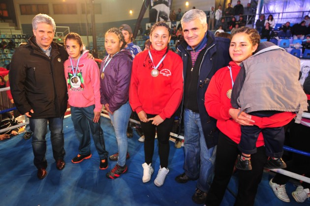 El gobernador junto a las mujeres campeonas del 2° Torneo Amateur