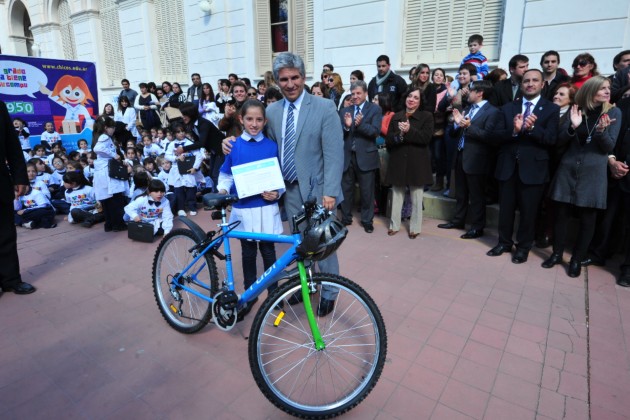 El gobernador hizo entrega de las bicicletas