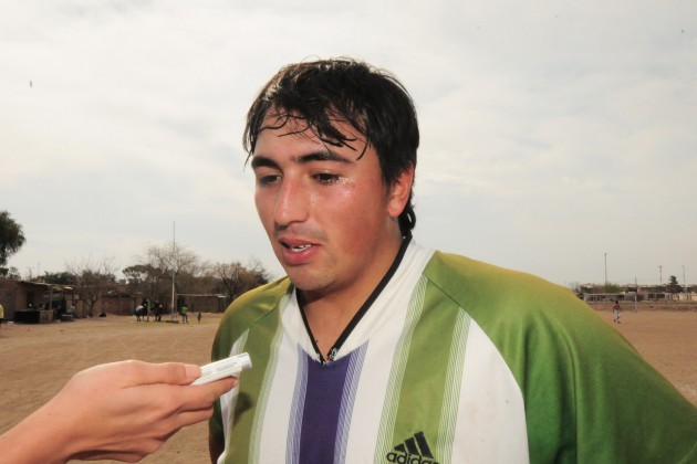 Damián Barrientos marcó los dos goles , que le dieron el triunfo a Kennedy.