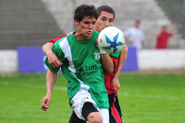 Moreira Aldana, el otro delantero fuerte del Verde, lo intentó hasta el final. 