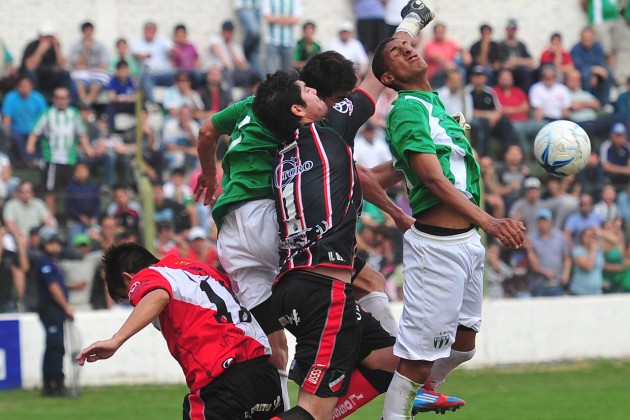 Estudiantes intentó por arriba y por abajo, pero el gol no llegó. 