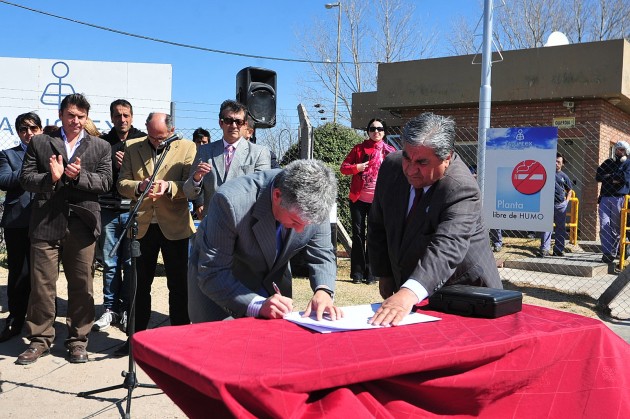 Firma del decreto para el llamado a licitación para asfaltar 650 metros más frente a la planta fabril de Aluflex.