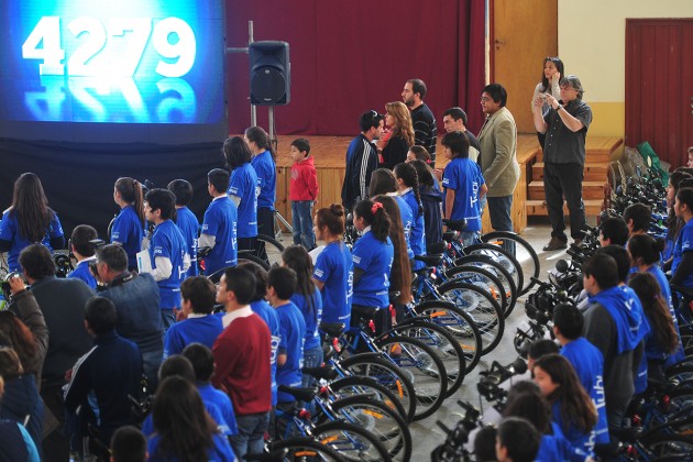 Cada alumno con su flamante bicicleta del TuBi