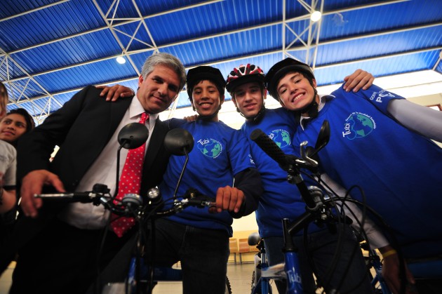 Los chicos posando con sus bicis junto al gobernador Poggi: Felices