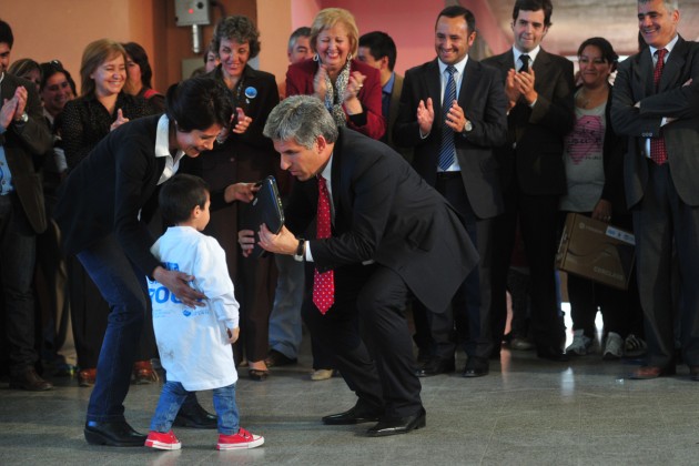 Los niños de primer grado recibieron sus computadoras