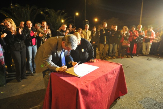 Poggi firmó el decreto de adjudicación de la obra de energía eléctrica para zonas rurales de Villa de la Quebrada