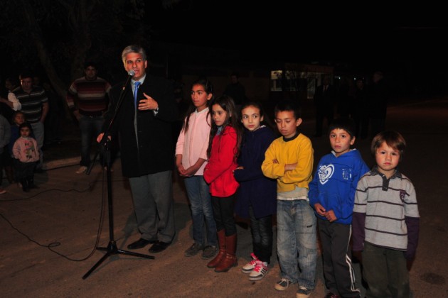 De menor a mayor: los niños y el Gobernador en el acto de inauguración de la iluminación en San Jerónimo