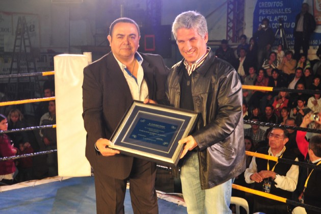 El gobernador Poggi recibió un reconocimiento por el apoyo que brinda al boxeo de San Luis
