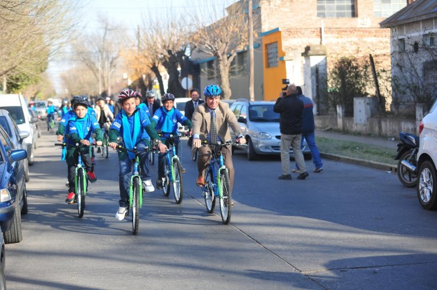 Como ya es una tradición, el Gobernador acompaña a los chicos a dar una vuelta en bicicleta