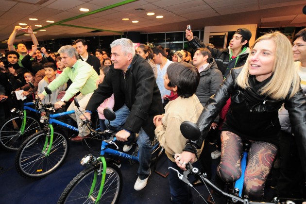 También se dio tiempo de probar las bicis del TuBi en el stand de Medio Ambiente