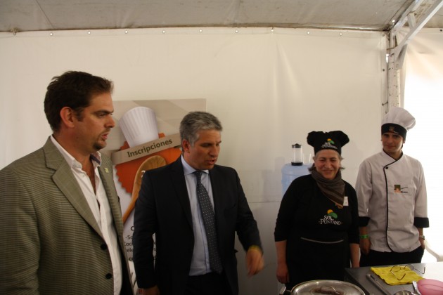 El gobernador Poggi y el ministro Tomasevich en la cocina de Sol Puntano