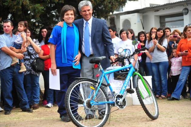 Los niños recibieron su premio por haber ingresado al nivel secundario