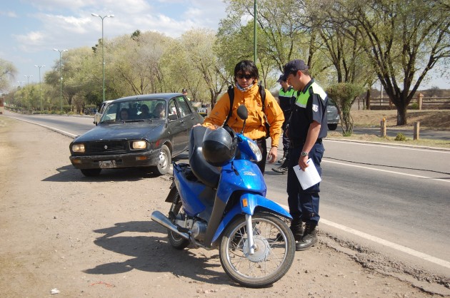 Continúa la policía incutando bebidas alcohólicas camino a El Trapiche.
