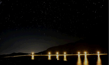 Vista nocturna del dique Piscu Yaco, Cortaderas