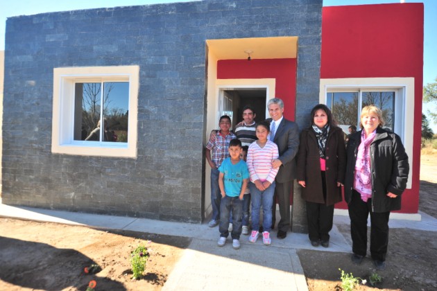 La familia recibió su vivienda este miércoles en Alto Pelado