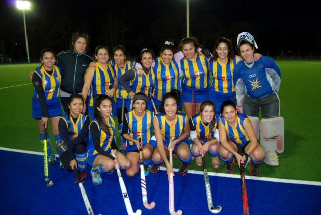 Las chicas de Juventud junto a su entrenadora Lorena Reyes