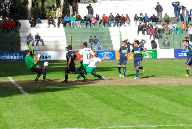 Estudiantes encontró el gol en el segundo tiempo, tras la definición de Carlos Llamos
