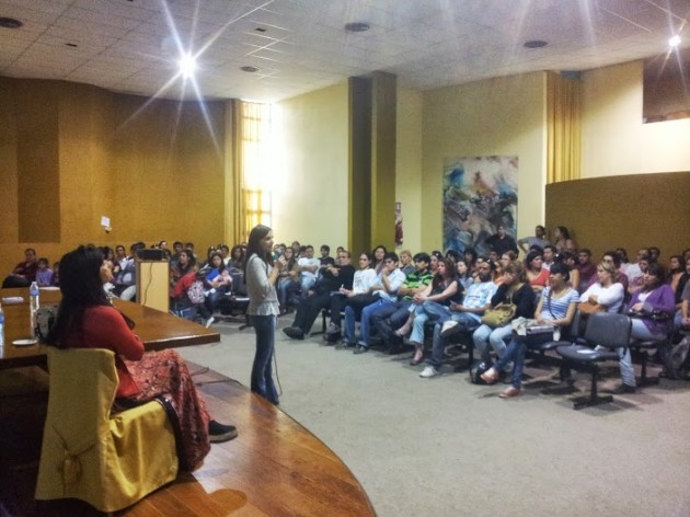 Carina Peralta informando a los jóvenes de Villa Mercedes sobre el programa Nuevas Empresas.