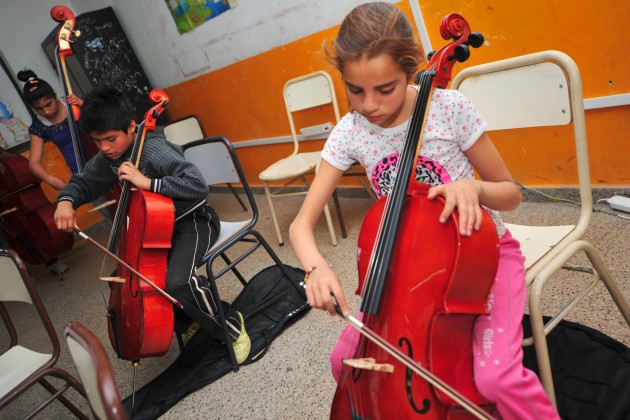 Los chicos se acercan a los instrumentos a través de juegos