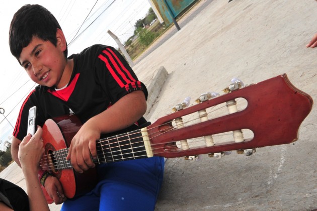 Juan y su hermano aprenden guitarra