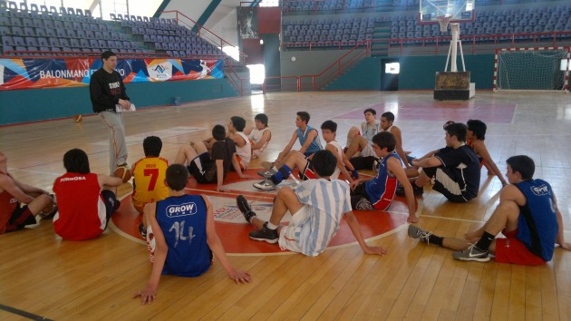 La U17 entrenó en el Ave Fénix