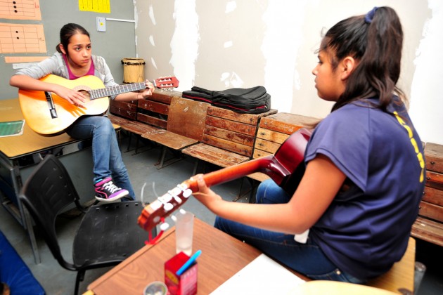 En el centro se les provee de instrumentos a los niños para que aprendan a ejecutarlos