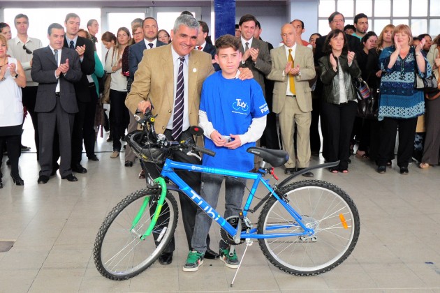 El Vicegobernador entrega las esperadas bicis a los chicos.