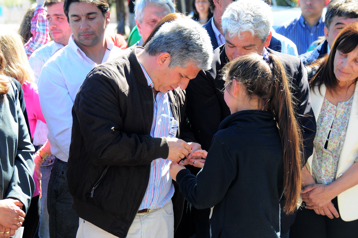 Poggi, recibió de la mano de Lara, el pin con la leyenda “Gasoducto de La Costa”
