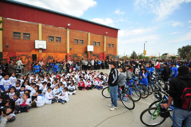 Los chicos felices con las bicicletas