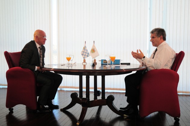 El periodista Alberto Trombetta entrevistó al gobernador, Claudio Poggi en su despacho de Terrazas del Portezuelo
