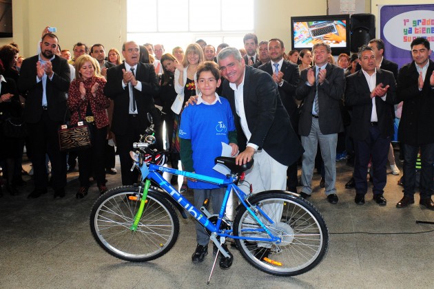 El Vicegobernador entregando las esperadas bicis a los chicos de primer año.