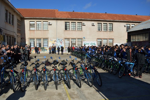 El Gobierno entregó bicis a los alumnos de la Escuela Normal Mixta “Juan Pascual Pringles” 