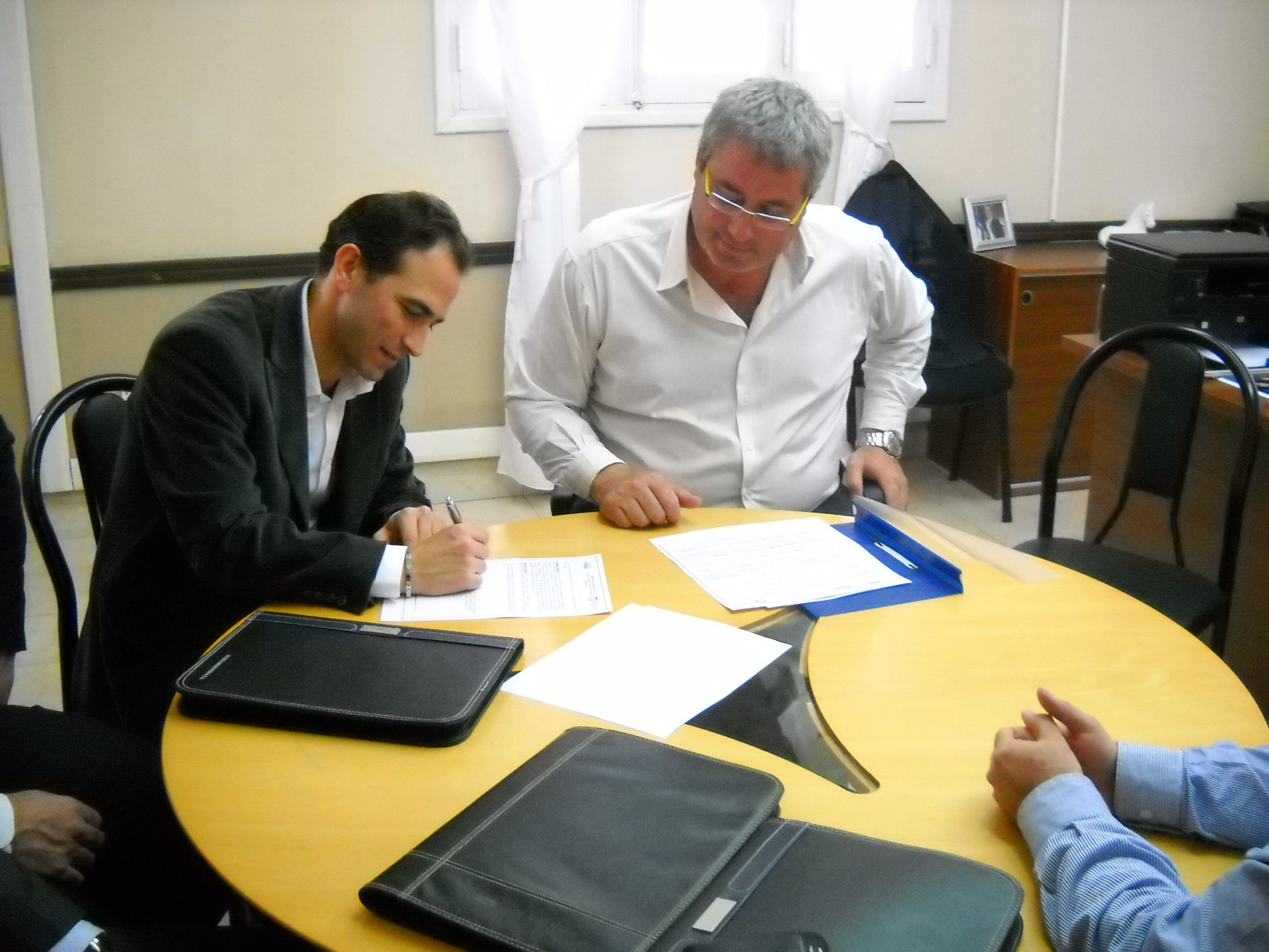 El ministro, Federico Tula Barale, y el apoderado de la Empresa Suizo Argentina, Pablo Viner, durante la firma del convenio