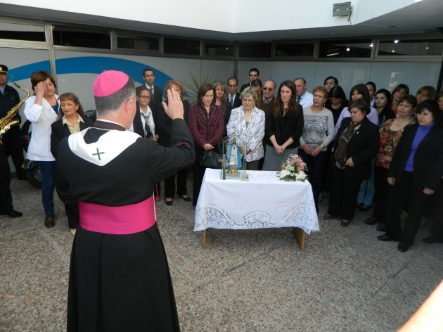 Monseñor Pedro Daniel Martínez,  bendice el edificio de Dosep
