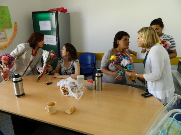 Las madres que trabajan en la maternidad recibieron el saludo en su día