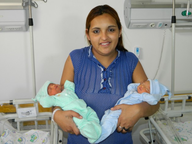 Lorena junto a sus gemelos,  Dylan y Bautista