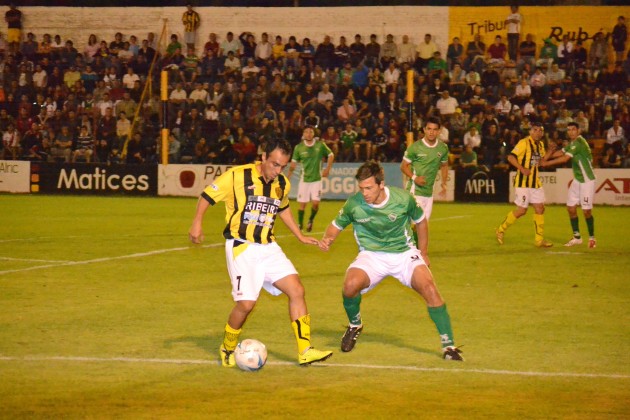 Fútbol de noche otra vez en el Osvaldo Centioni